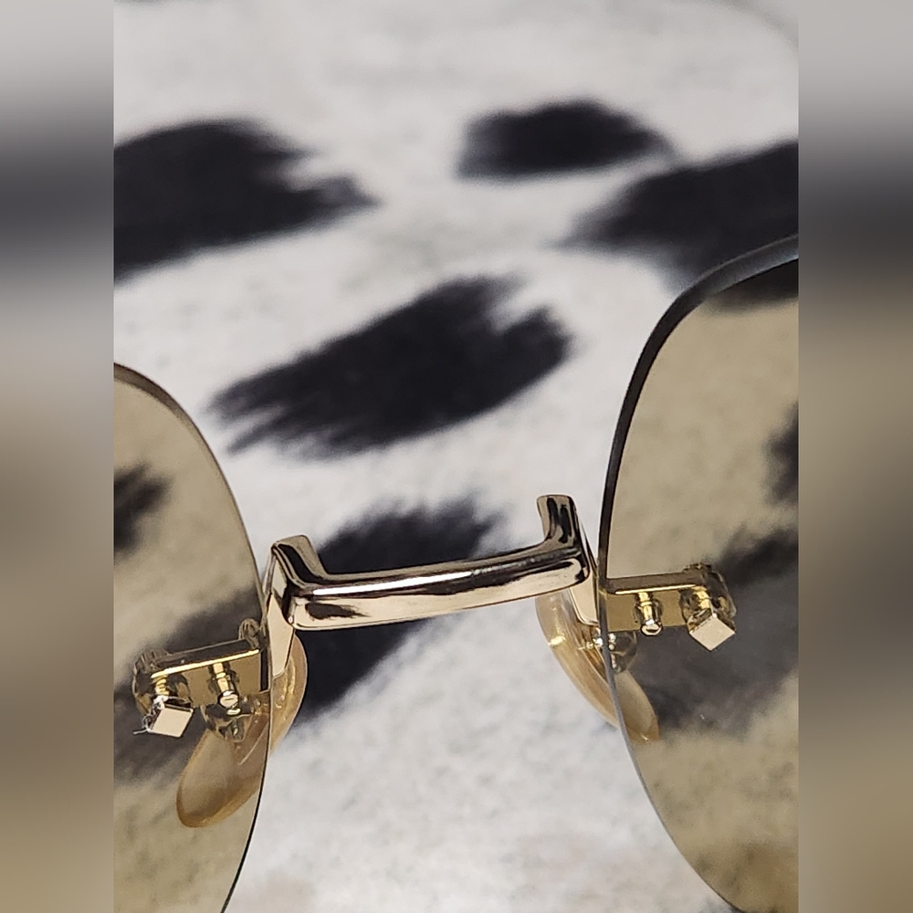 Gucci Oversized Gold Sunglasses - Picture 6 of 9